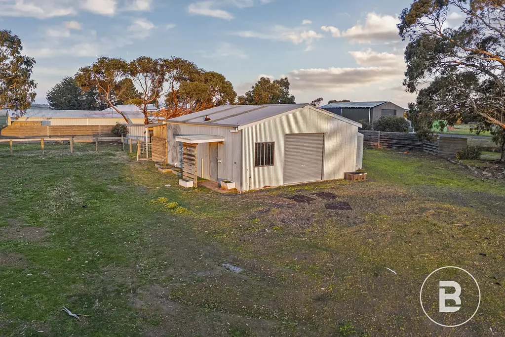 Cardigan  RARE ONE-ACRE (approx.) LIFESTYLE OPPORTUNITY WITH EXTENSIVE SHEDDING & SPACE