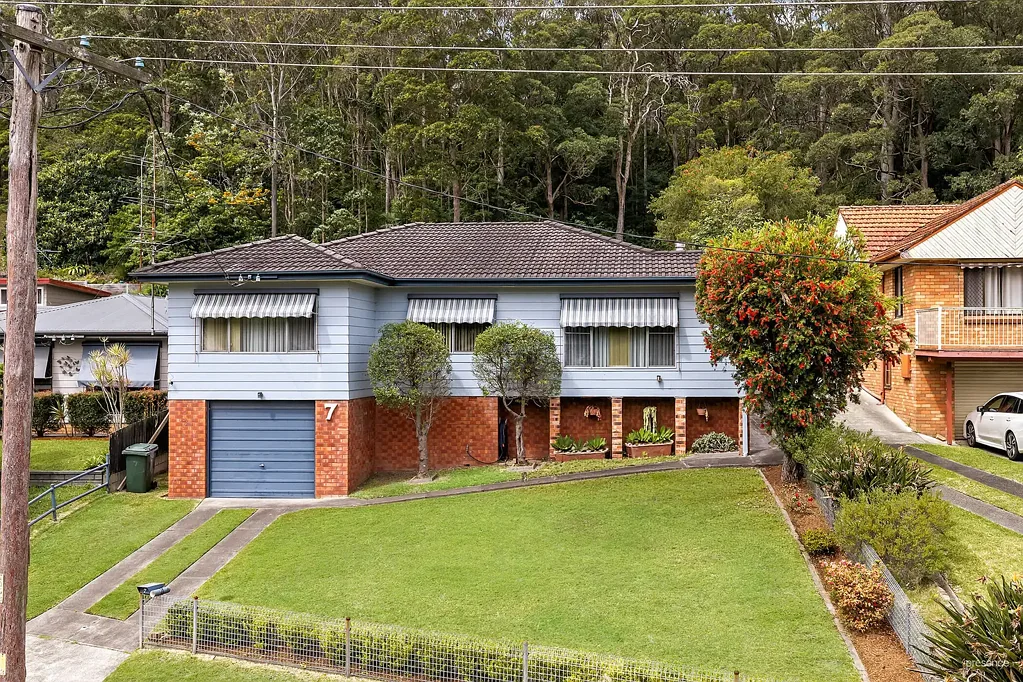 Warners Bay 3कमरा Immaculate Family Home with Expansive Living, Entertaining & Yard Space