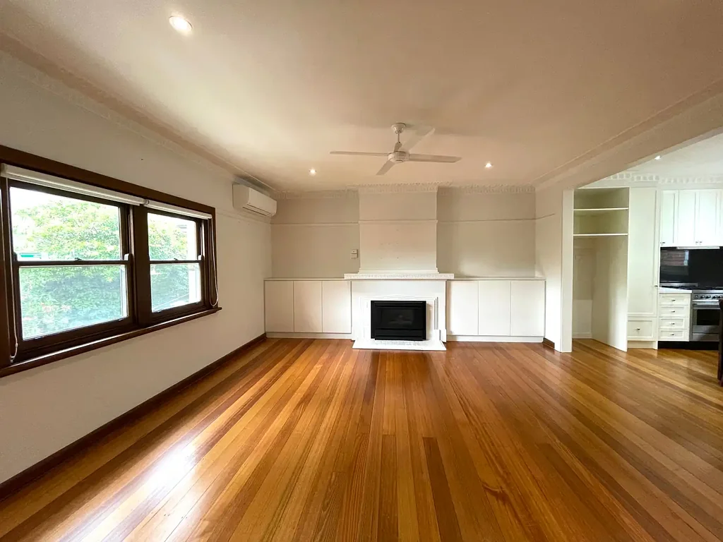 A beautifully-kept & spacious Art Deco apartment in Camberwell