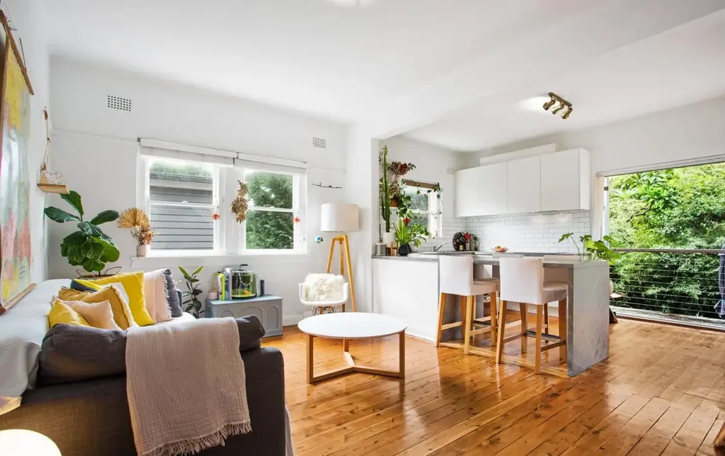 Semi-style Garden Apartment In Quiet Pocket Close to Beach