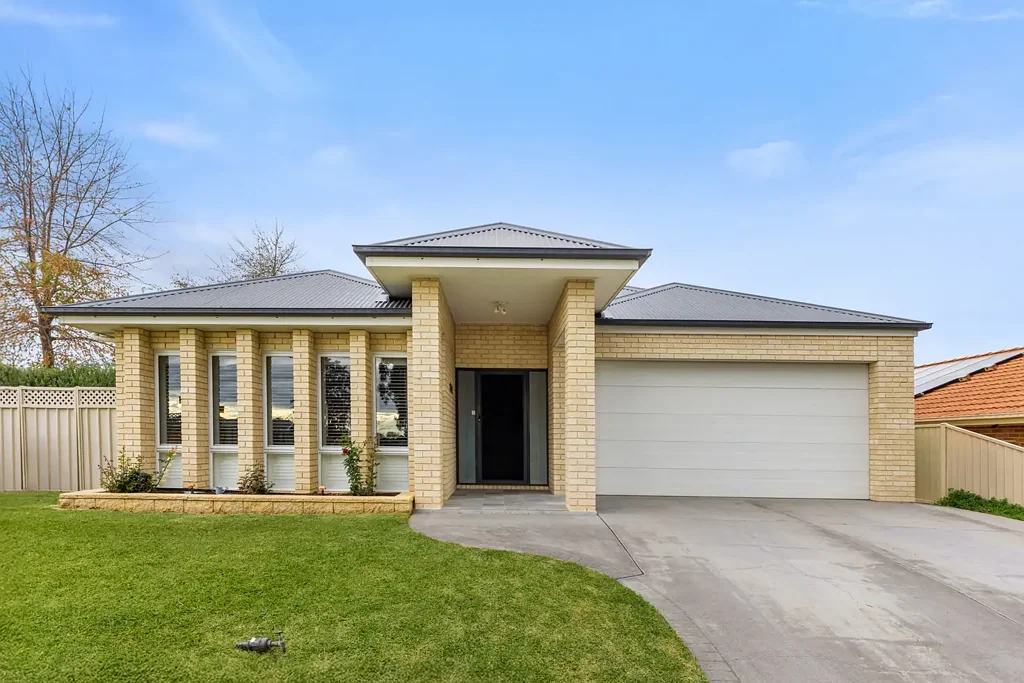 Claremont Meadows 4Kwarto Year-Round Entertaining Meets Everyday Comfort