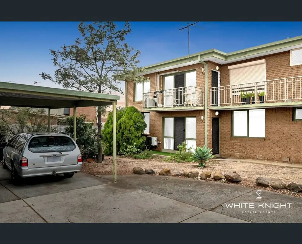 Cozy 2-Bedroom Ground-Floor Unit Near Train Station