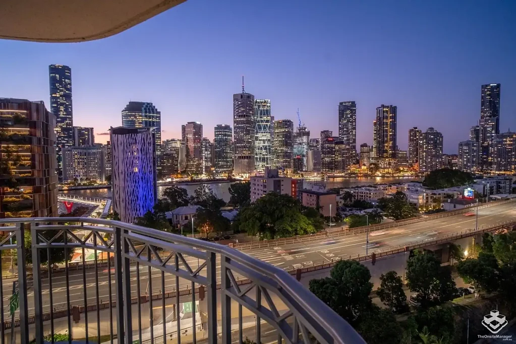 Stunning Unfurnished Two-Bedroom Apartment with Breathtaking City/River Views in Kangaroo Point