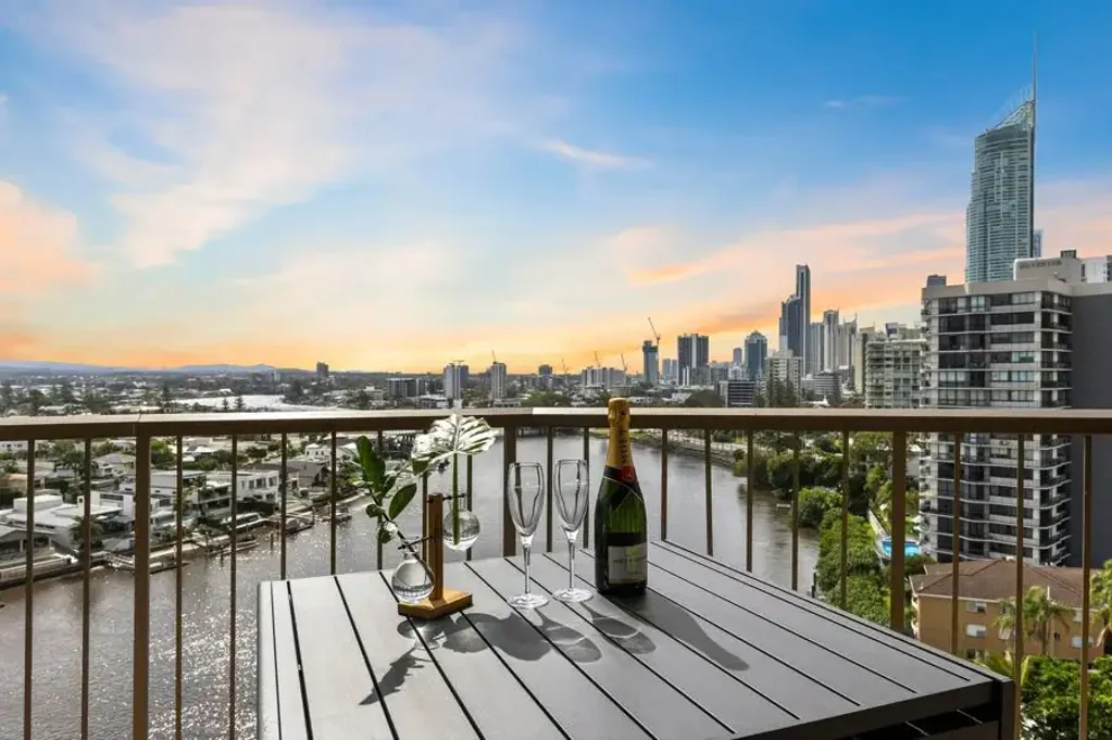 Surfers Paradise 2غرفة نوم DIRECT RIVER AND HINTERLAND VIEWS - FULLY RENOVATED - LUXURY LIVING - VACANT