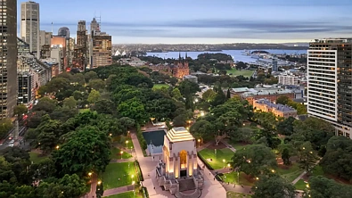 Sydney 3房 The Hyde 28层壮丽视野 海德公园圣玛丽大教堂悉尼港全景 阳光北向起居区 燃气厨房石台面 主卧奢华套间 两卧大理石浴 客房办公 安全双车位 24小时礼宾服务 An Exceptional Apartment Offering Grand Hyde Park Views