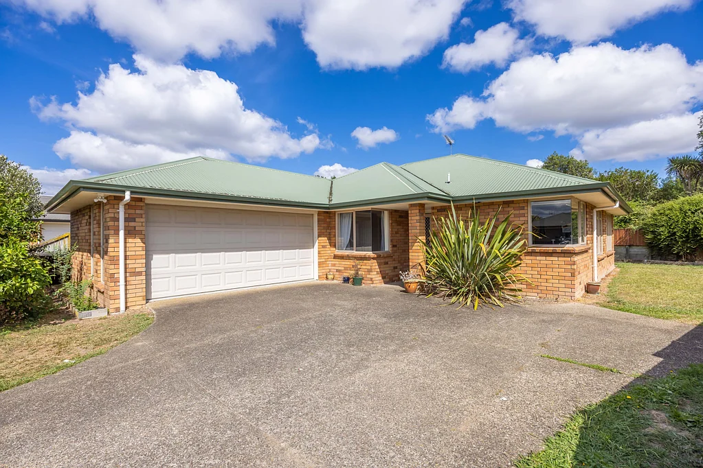 Rototuna 3 Bedroom Brick Beauty in Fantastic Location