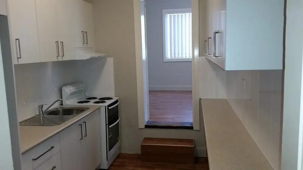 3 BEDROOM UNIT ABOVE SHOP (ACCESS VIA Hunts Lane)