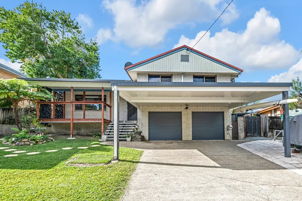 Ashmore 3房  OUTSTANDING BUYING OPPORTUNITY … IDEAL FOR FIRST HOME BUYERS, SAVVY INVESTORS, OR A PRIME HOME OFFICE LOCATION! MOVE-IN READY!