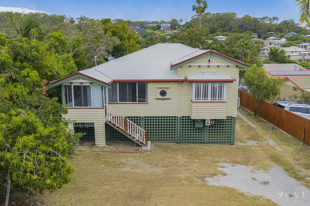 South Gladstone 2कमरा Queenslander Charm & Development Potential with Space Galore!