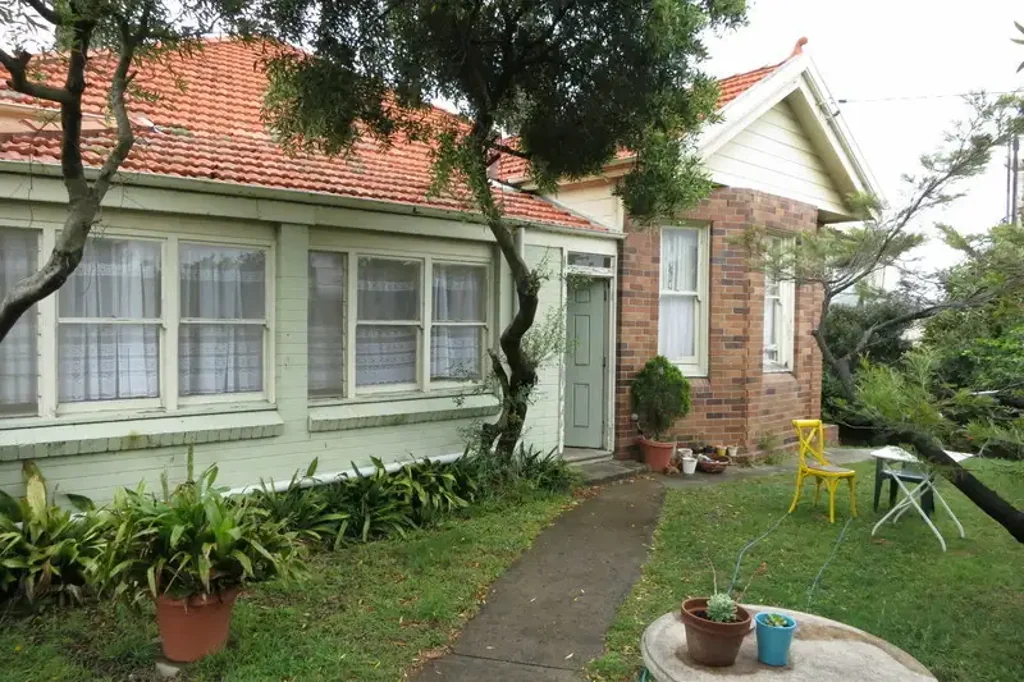 FURNISHED ROOM IN BOARDING HOUSE