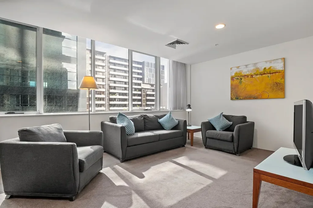 Melbourne 1房 宽敞一居室 69平米罕见空间 现代功能齐全 St Kilda Road地标 靠近Albert Park湖 餐厅购物区云集 Grand proportions on the leafy St Kilda Road