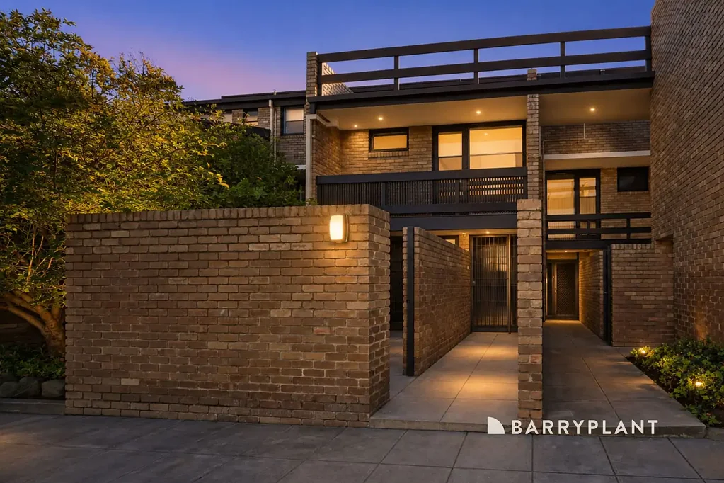 Elsternwick 2房 标志性中世纪风格 精心翻新 豪华现代升级 宽敞开放式起居 壮观朝北庭院 优越地理位置 Iconic Retro Style with a Contemporary Edge