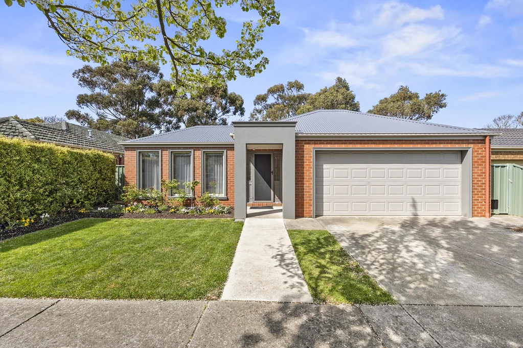 10 Parbury Avenue, Lake Gardens, VIC 3355