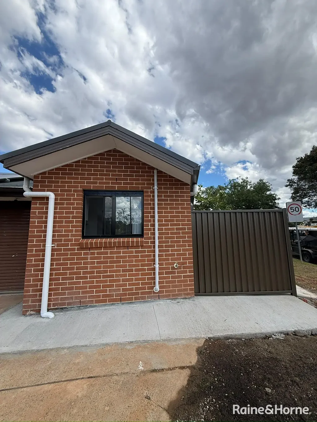 3 BEDROOM GRANNY FLAT CLOSE TO AMENITIES