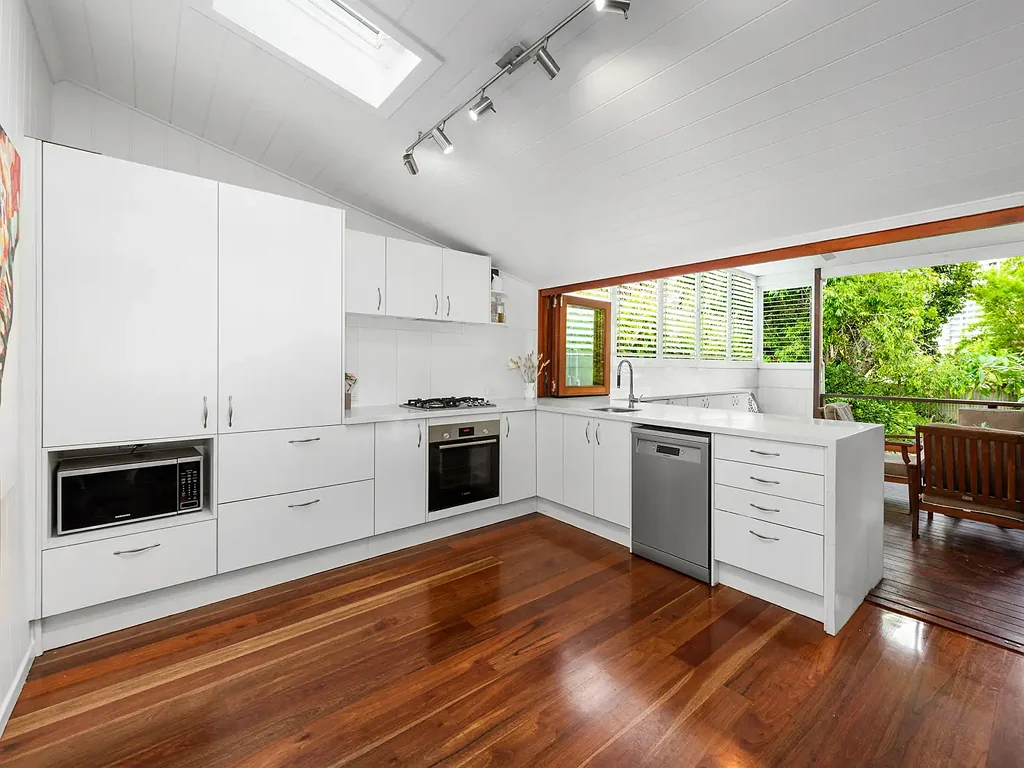 GORGEOUS COTTAGE HOME IN PERFECT HAMILTON LOCATION!
