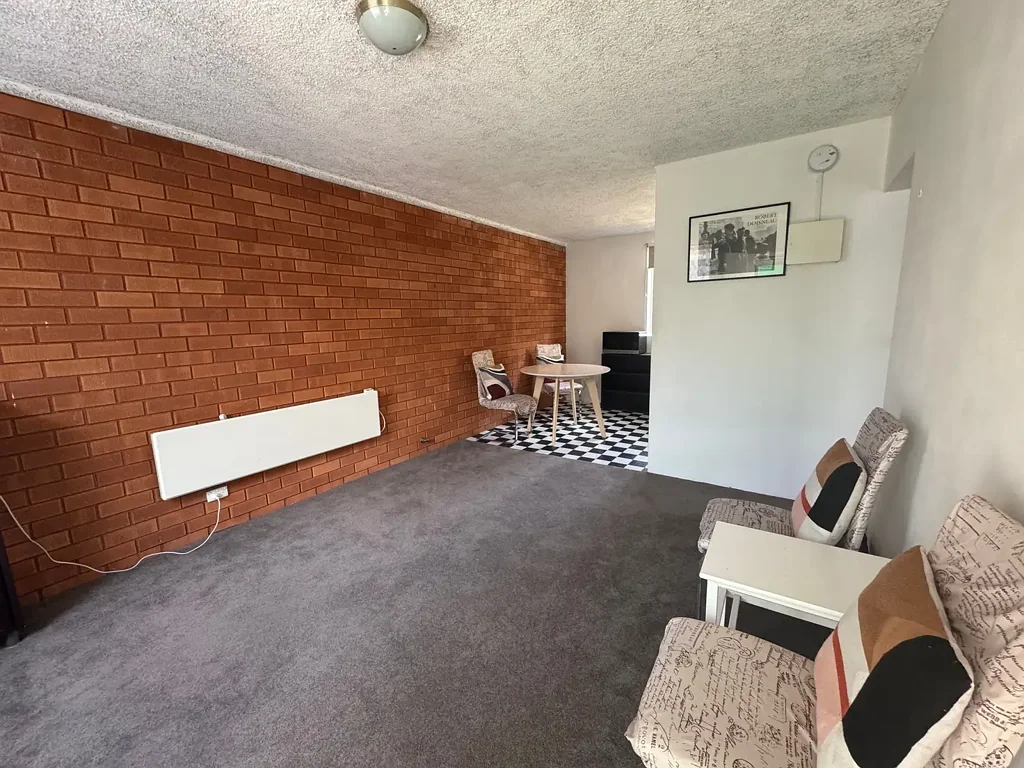 Large one bedroom unit in central location!
