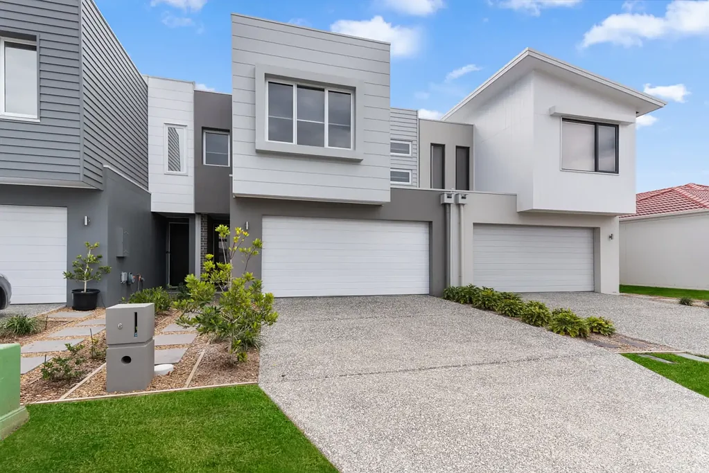 SPACIOUS TERRACE HOME WITH 2 LIVING!