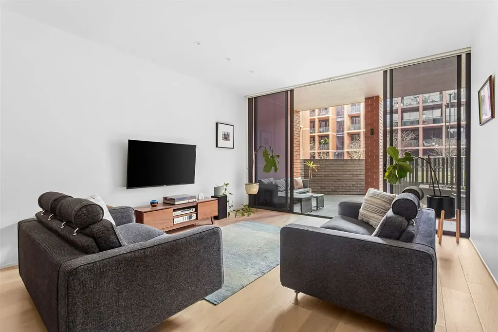 Stylish Courtyard Apartment with a Sleek Modern Feel