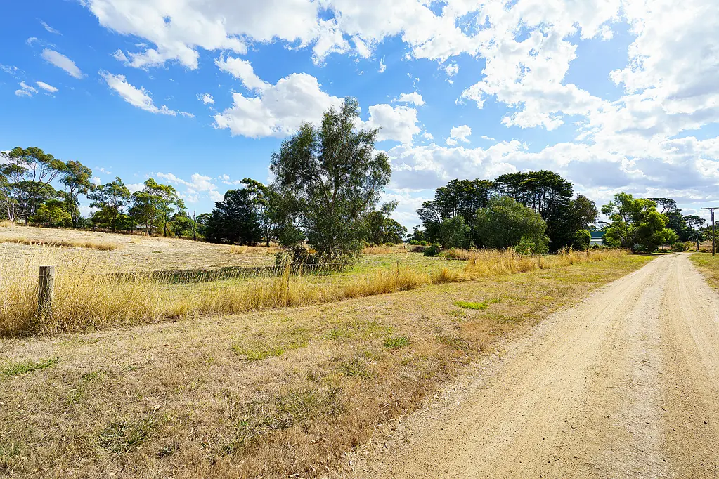 Skipton Adjacent to Mt Emu Creek!