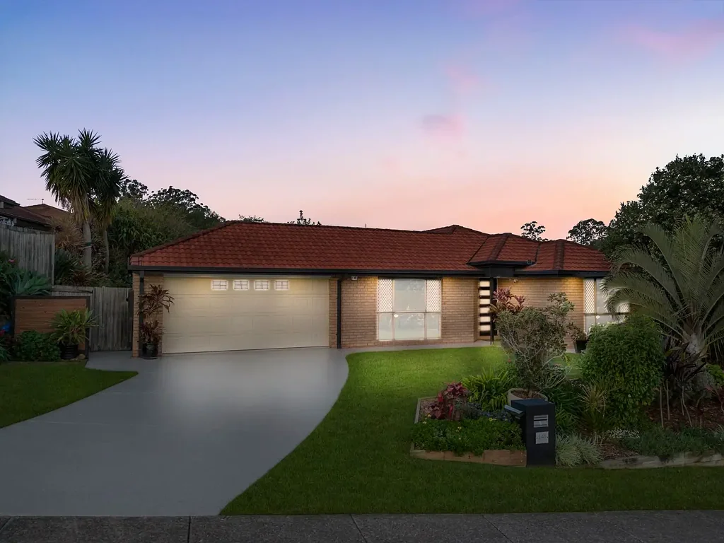 Springfield 5Habitaciones Move-In Ready Relaxed Family Living in Elevated Springfield - Offers over $1,100,000.