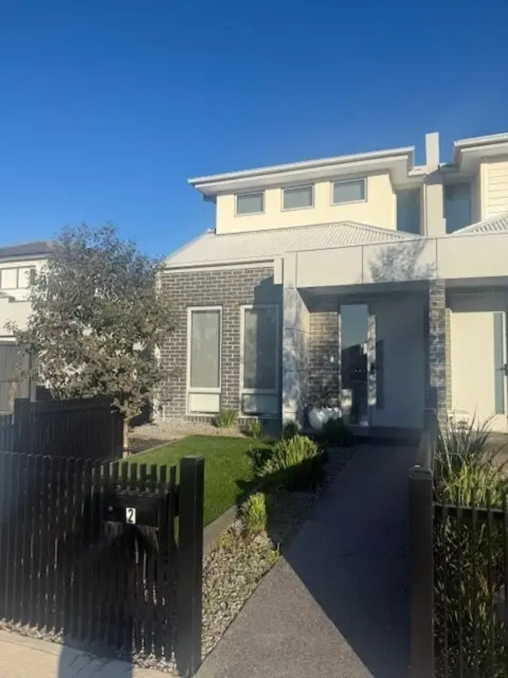 Stylish & Modern Townhouse With Enormous Appeal!