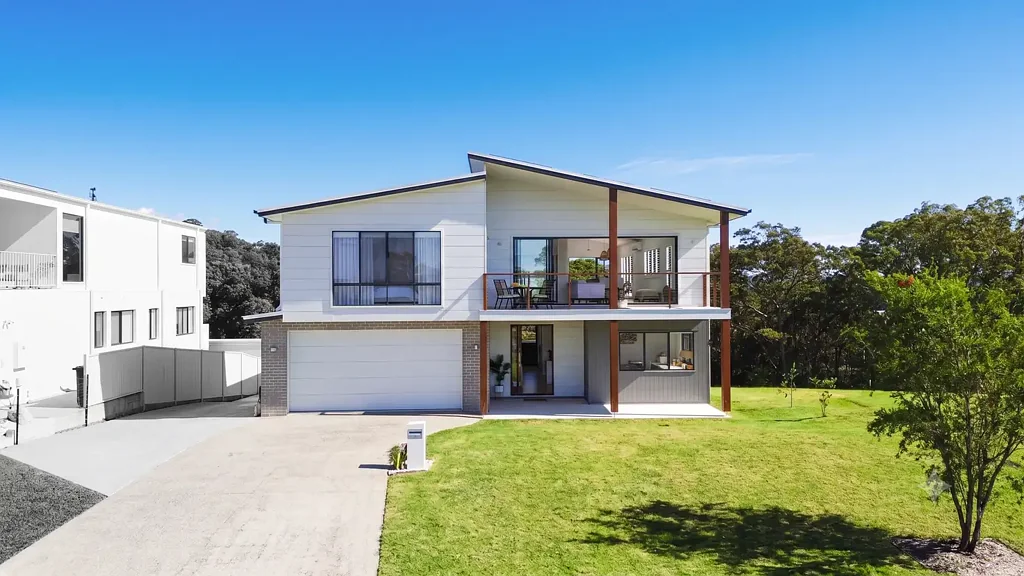Bli Bli 6房  EXECUTIVE COASTAL MASTERPIECE WITH SECONDARY DWELLING, 4 CAR GARAGING AND OCEAN VIEWS!