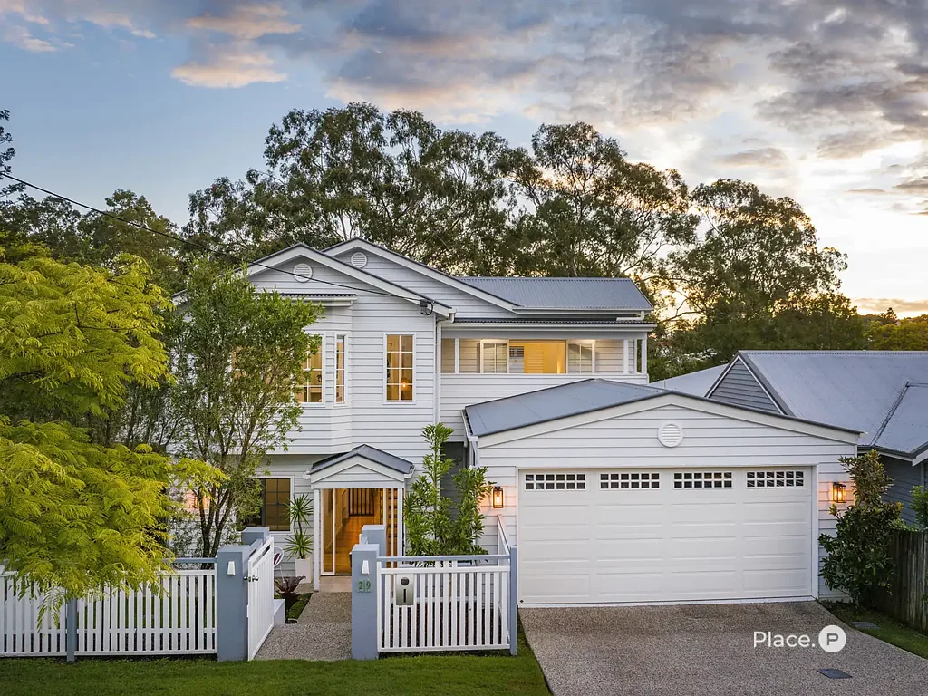 Coorparoo 6 Bedroom Family Home in Prestige Location with Fully Self-contained Studio