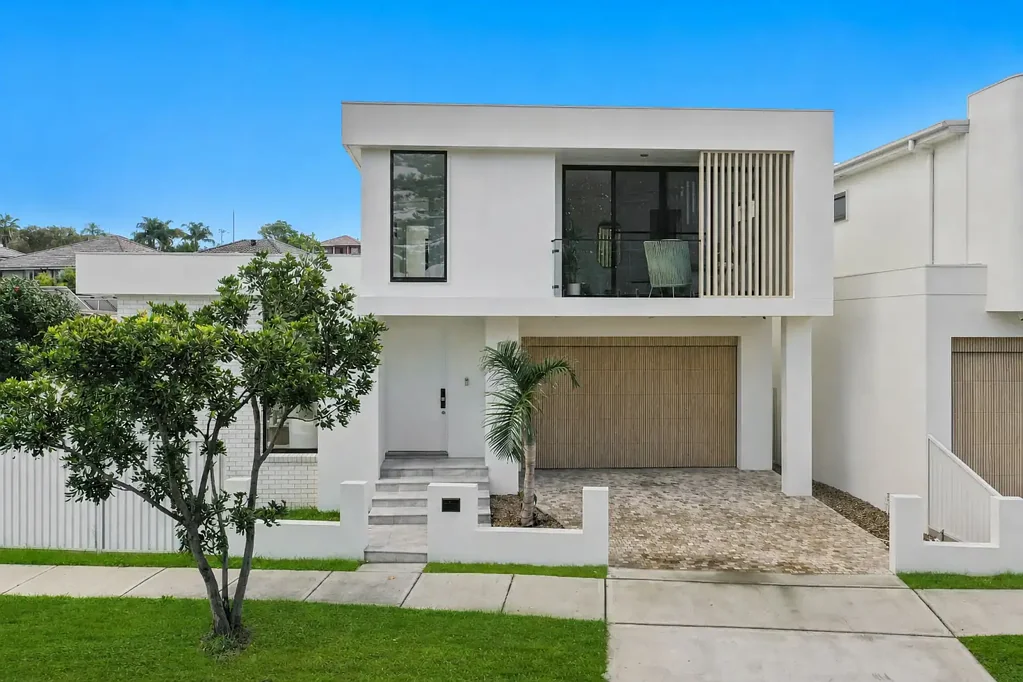 Matraville 5房 全新设计师住宅  五卧四卫套间  标志性岛屿厨房  柚木镶板地板  无缝室内外连接  阳光泳池草坪  位置优越近海滩学校  大规模便利生活 Brand New Oversized Family Residence of Exceptional Scale