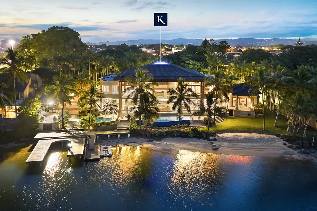 Surfers Paradise 6房  Iconic Mansion on Four Ultra Prime Main River Allotments - Priced Below Land Value with Immediate Vacant Possession
