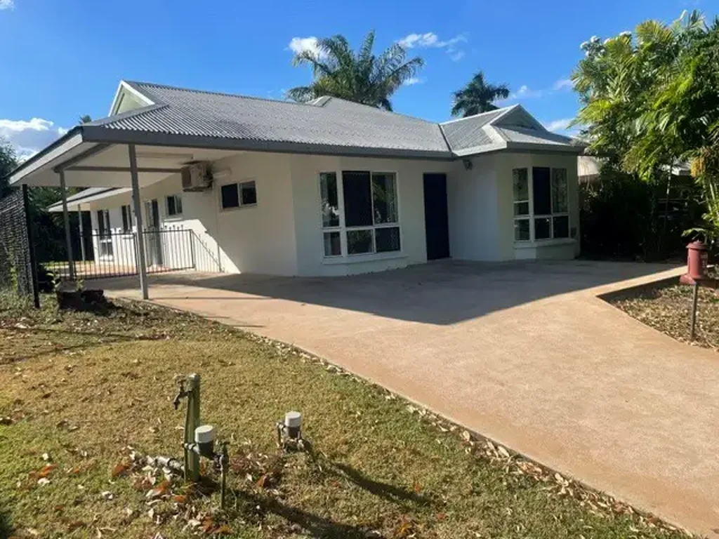 Lovely clean, 3 bed, 1 bathroom home, but with 2 toilets.