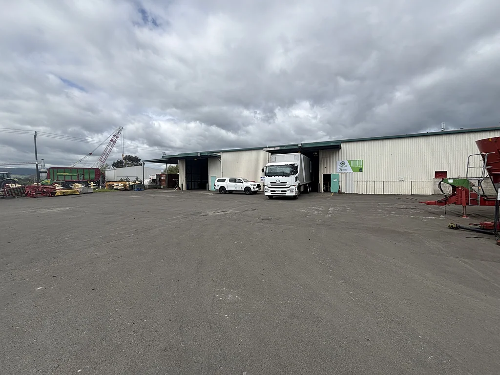 Roslyn Rear tenancy warehouse for lease!