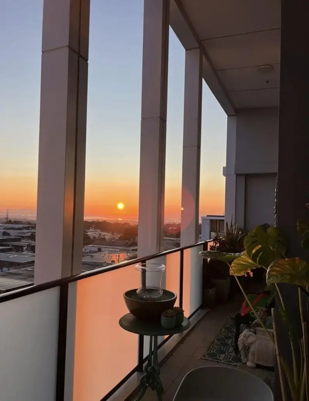 STUNNING 3 BEDROOM, 2 BATHROOM TOP FLOOR PENTHOUSE APARTMENT WITH SWEEPING NORTH FACING VIEWS