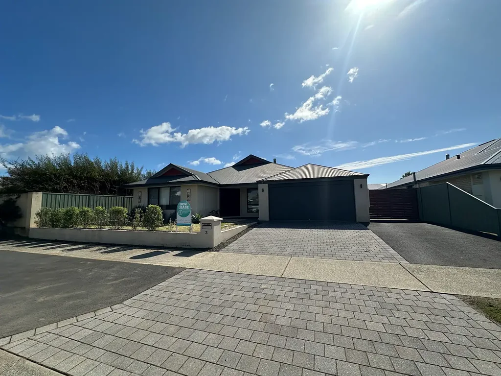 SPACIOUS FAMILY LIVING IN THE HEART OF VASSE