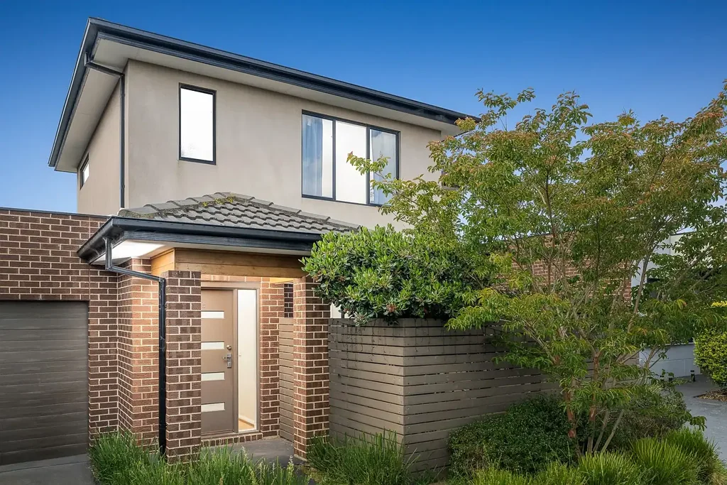 Springvale South 3房 四个宽敞卧室 私人主卧套间 开放式起居区 燃气烹饪厨房 全屋地暖 后院安全空间 遥控车库 优质学区房 步行商圈交通 Spacious Family Living with a Private Garden Retreat