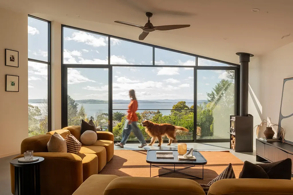 Blackmans Bay 4ਬੈੱਡਰੂਮ Architectural design, elevated views and refined suburban living