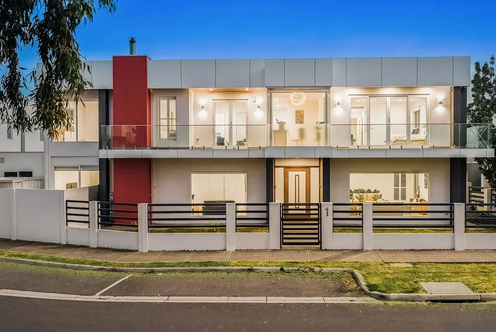 Caroline Springs 4 Bedroom Impressive 50-Square Luxury Home in Prime Caroline Springs Location