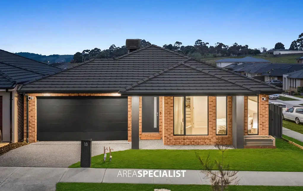 Pakenham 4 Slaapkamer 2 YEARS YOUNG | SUN-FILLED BEACHWOOD HOME IN A GREAT LOCALE