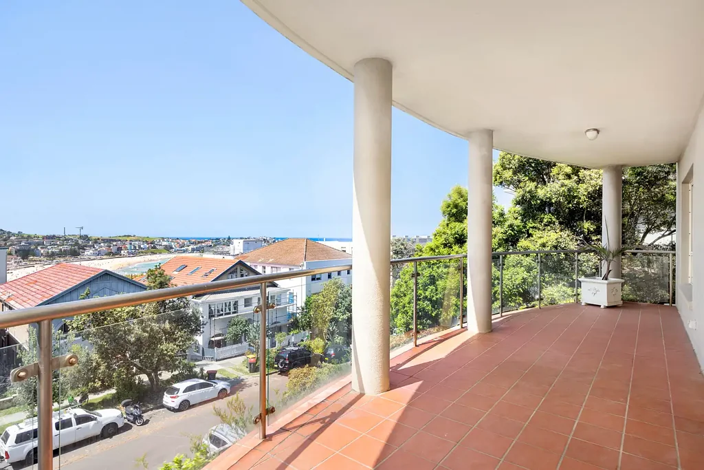 Bondi Beach 2房 海滨瑰宝 朝北采光 朝向 宽敞阳台 海滩景观 带锁车库 步行商圈 Bondi魅力 North-Facing Seaside Sanctuary with Lock-Up Garage