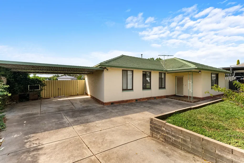 Enfield 3chambre Massive 1036sqm Approx. Allotment with HUGE Subdivision potential (STNC)