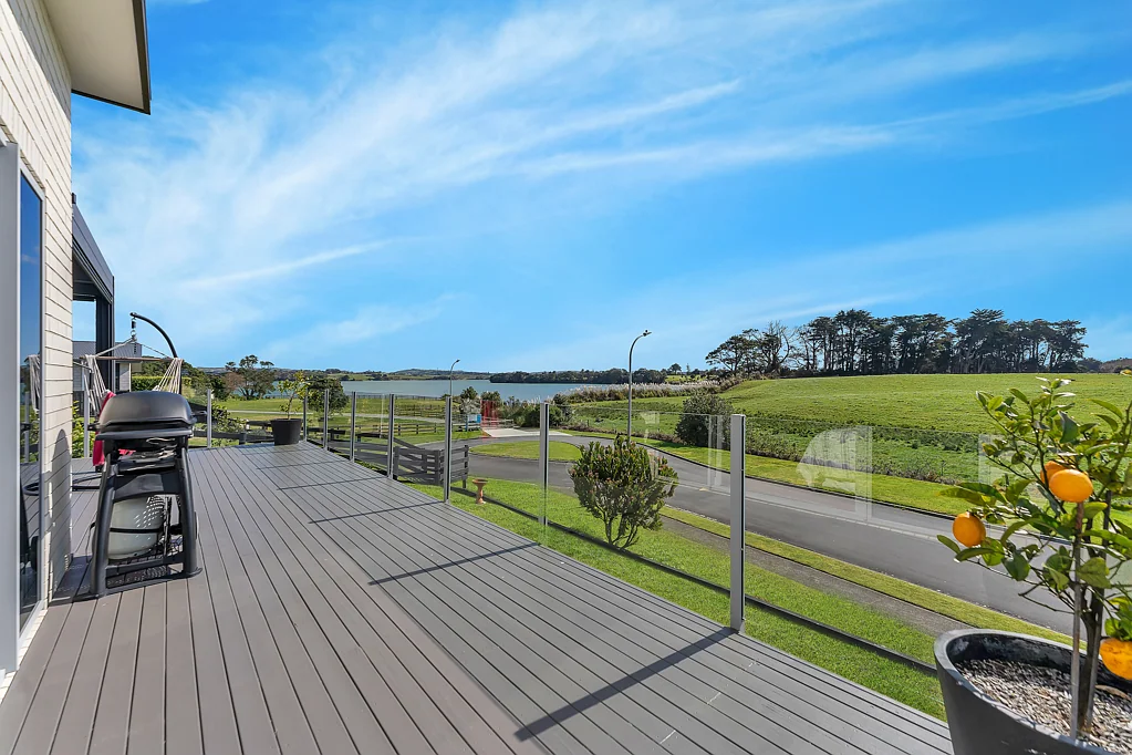 Clarks Beach 3 Slaapkamer Water views and space for the camper or boat