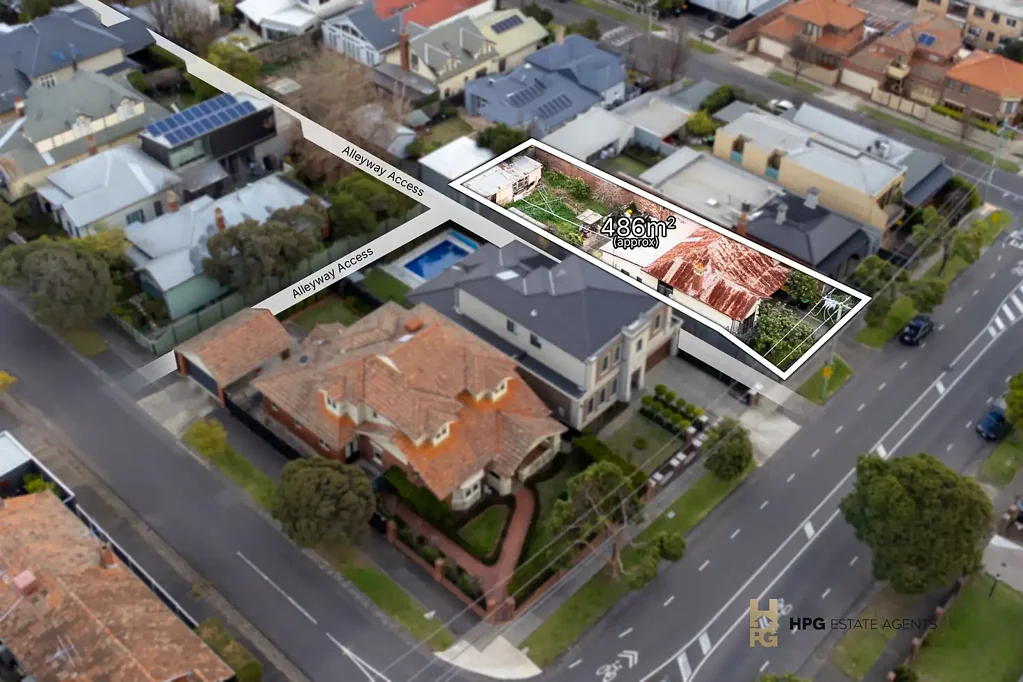 Moonee Ponds 3房 蓝筹地段 482m²宽地 三卧待焕新 咖啡馆环绕 学区房 近公园 潜力无限 Prime Location with Character & Potential