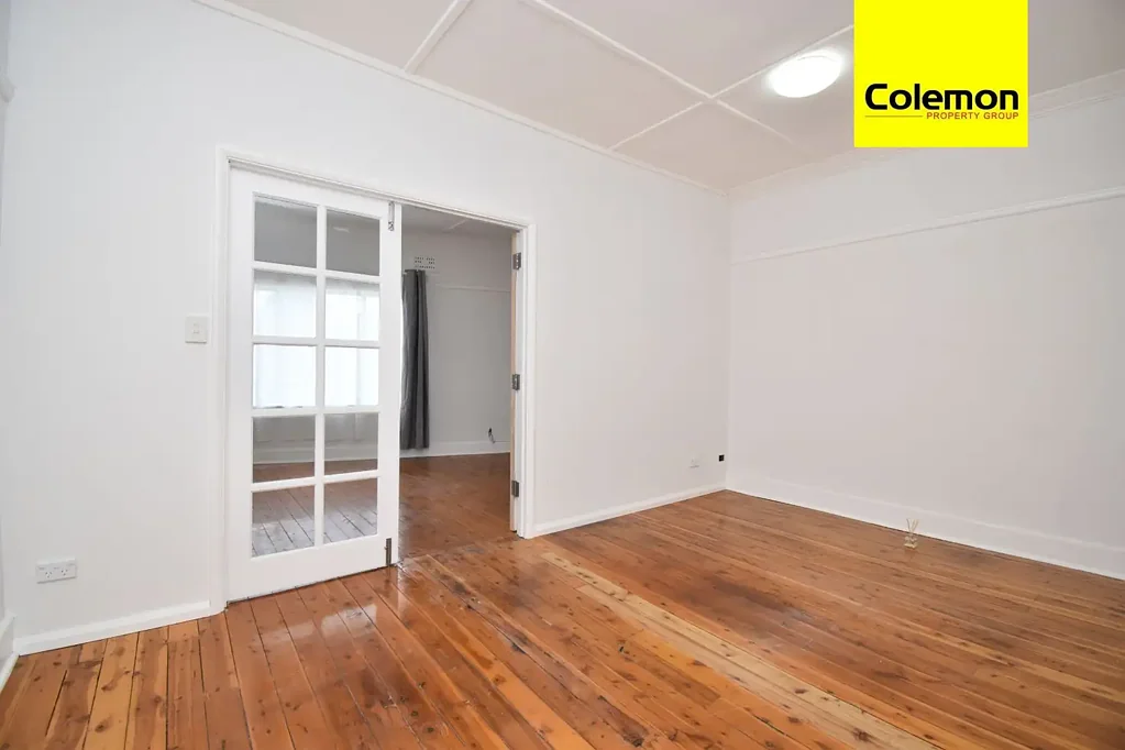 Top Floor Unit in front of Aldi Supermarket (ENTER VIA BACK - PIERSON LANE)