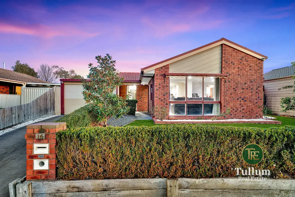 16 Brentwood Drive, Cranbourne North, VIC 3977