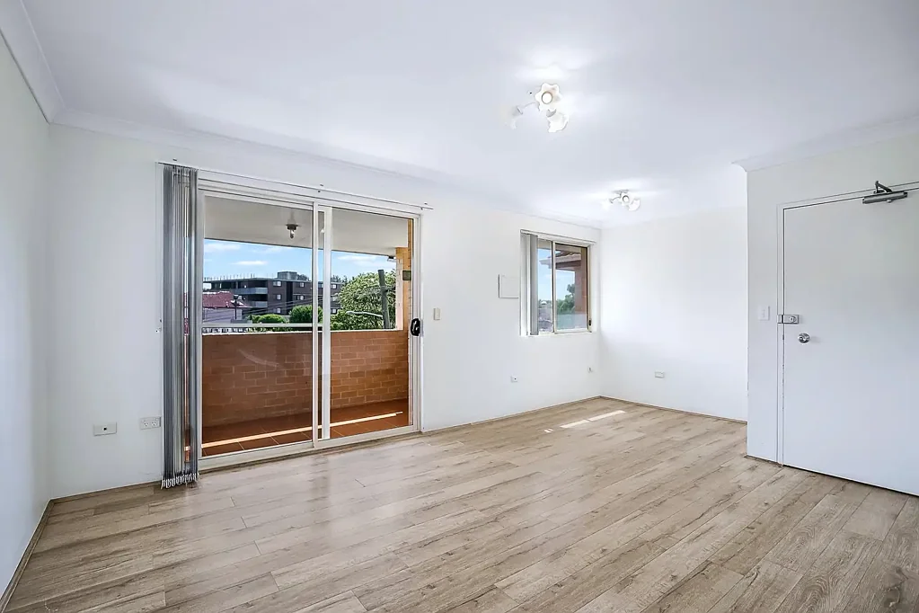 Spacious 2 bedroom apartment conveniently located close to transport