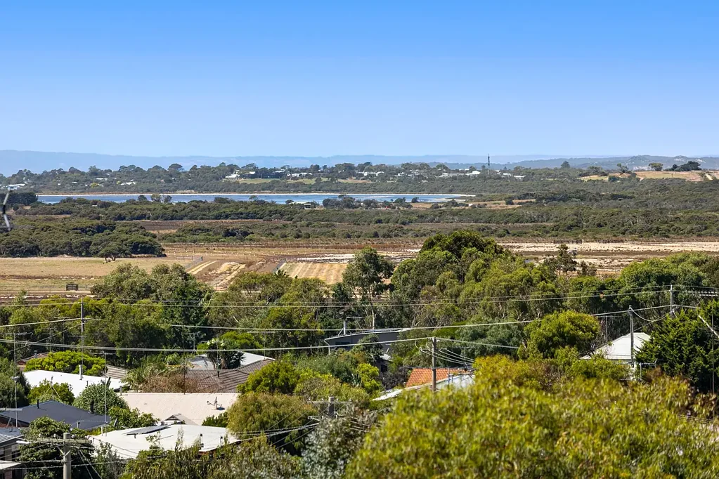 Ocean Grove 3ห้องนอน Elevated Living with Panoramic Coastal Outlooks!