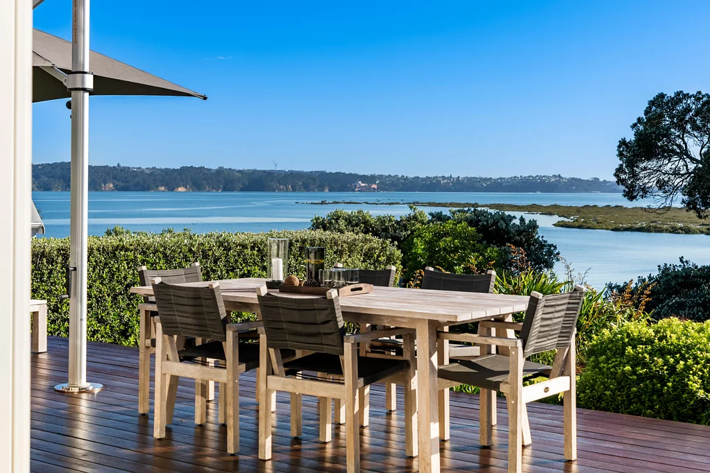 Point Chevalier 5房  Waterfront residence on 1492m2