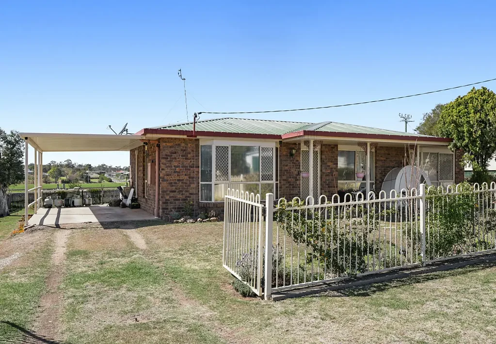 Warwick 3 Bedroom BRICK HOME WITH RURAL VIEWS