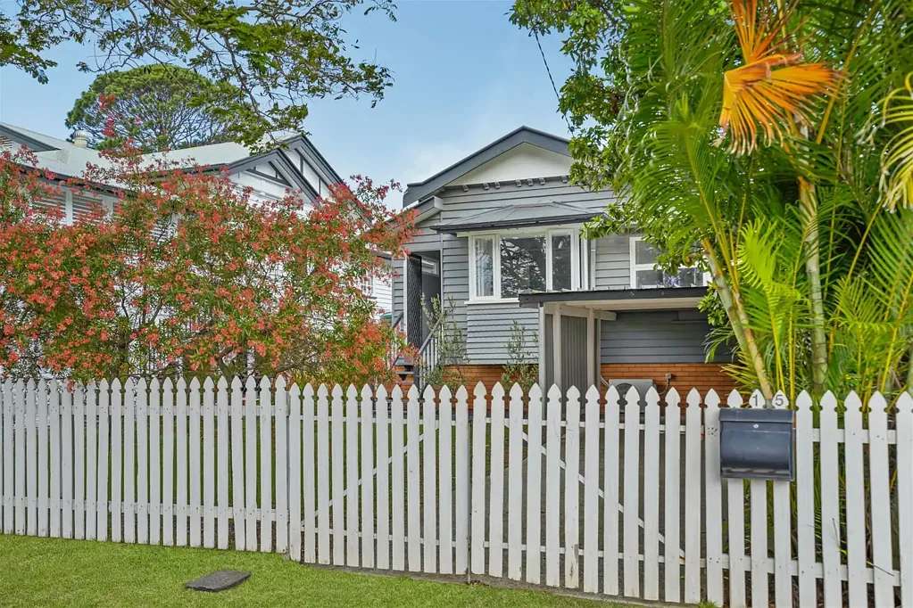 Nudgee 2कमरा Charming Nudgee cottage living in a beautiful tree lined Street