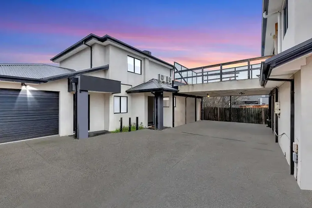 Broadmeadows 2房  30-Second Walk to Broadmeadows Train Station - Convenience at Your Doorstep