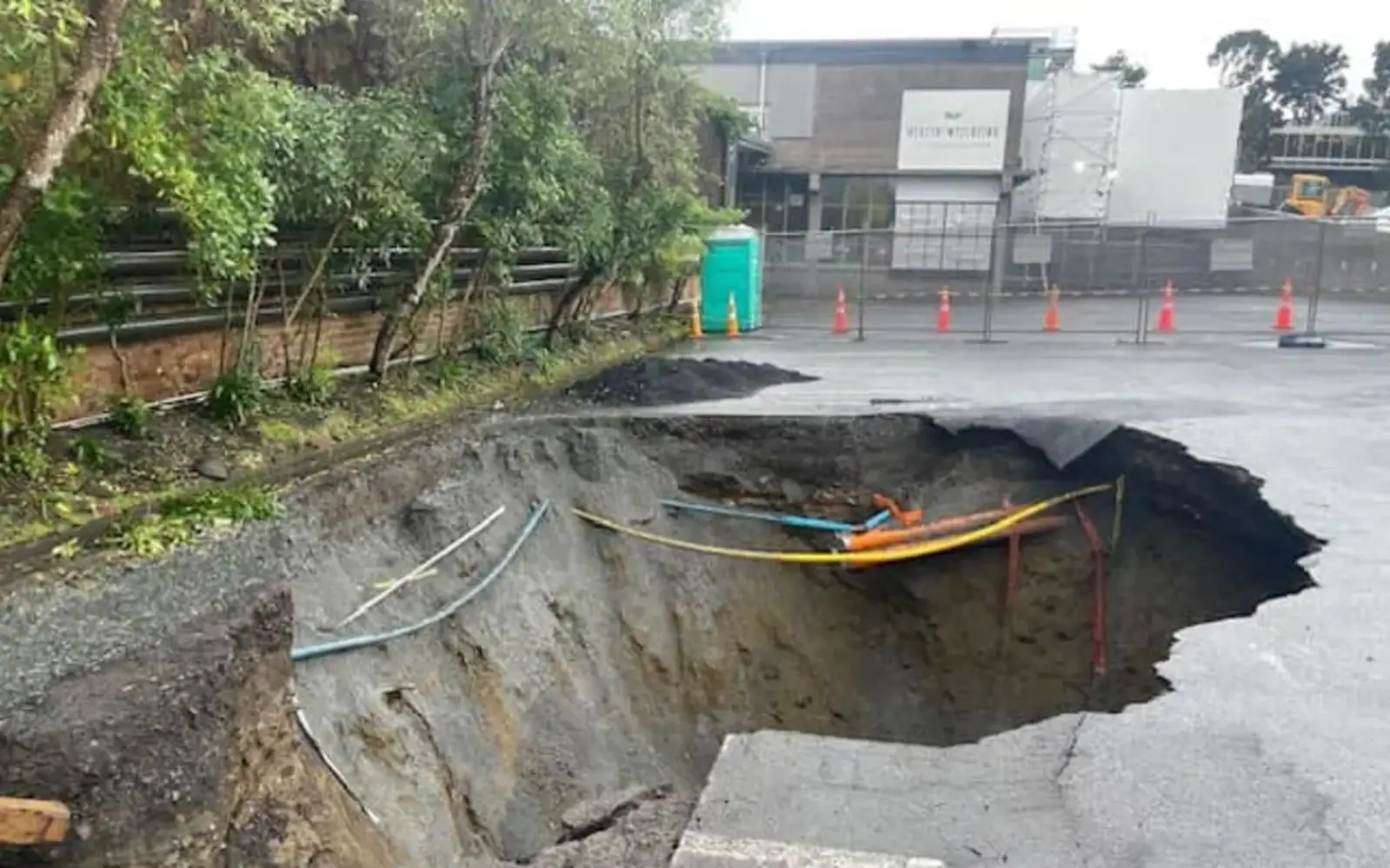 紧急提醒!奥克兰街头惊现13米天坑!多处海滩被迫封闭,或已发生污水溢流!